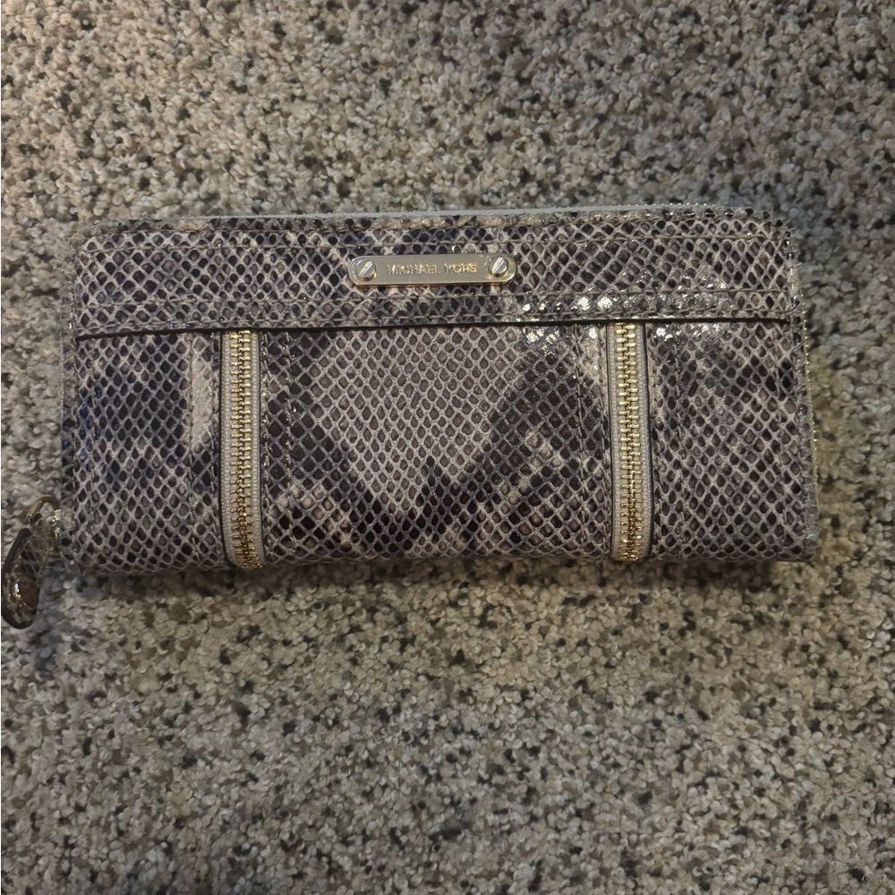 Michael Kors Stylish Gray Snakeskin Women's Clutch